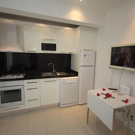 1 Bedroom At The Famous Cleopatra Beach 아파트 *